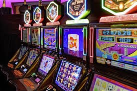 Dealer Lightning Baccarat dengan kartu dan multiplier di layar tomat189